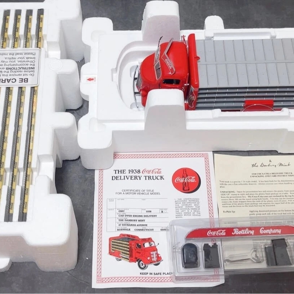 Rare collector's item Coca-Cola diecast metal vehicle replica of a 1938 Coke - Picture 6 of 13